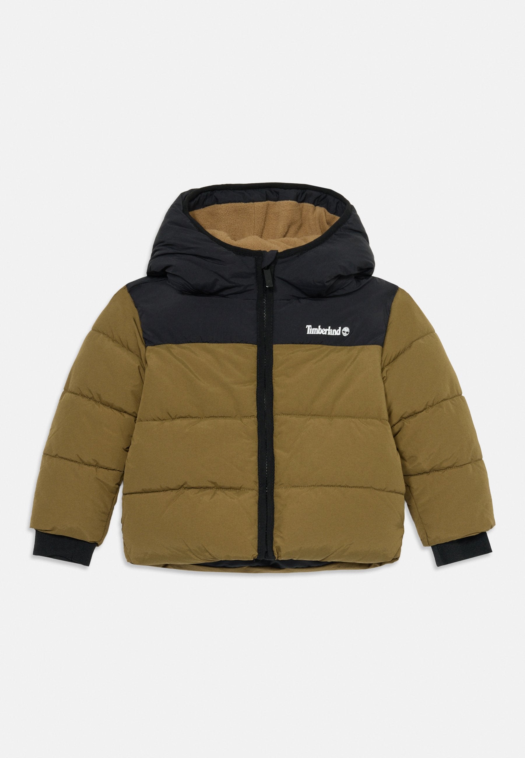 Gepolsterte Jacke in Olivgrün und Schwarz, mit Kapuze, vorne mit Reißverschluss und schwarzen Bündchen. Timberland-Logo auf der Brust.