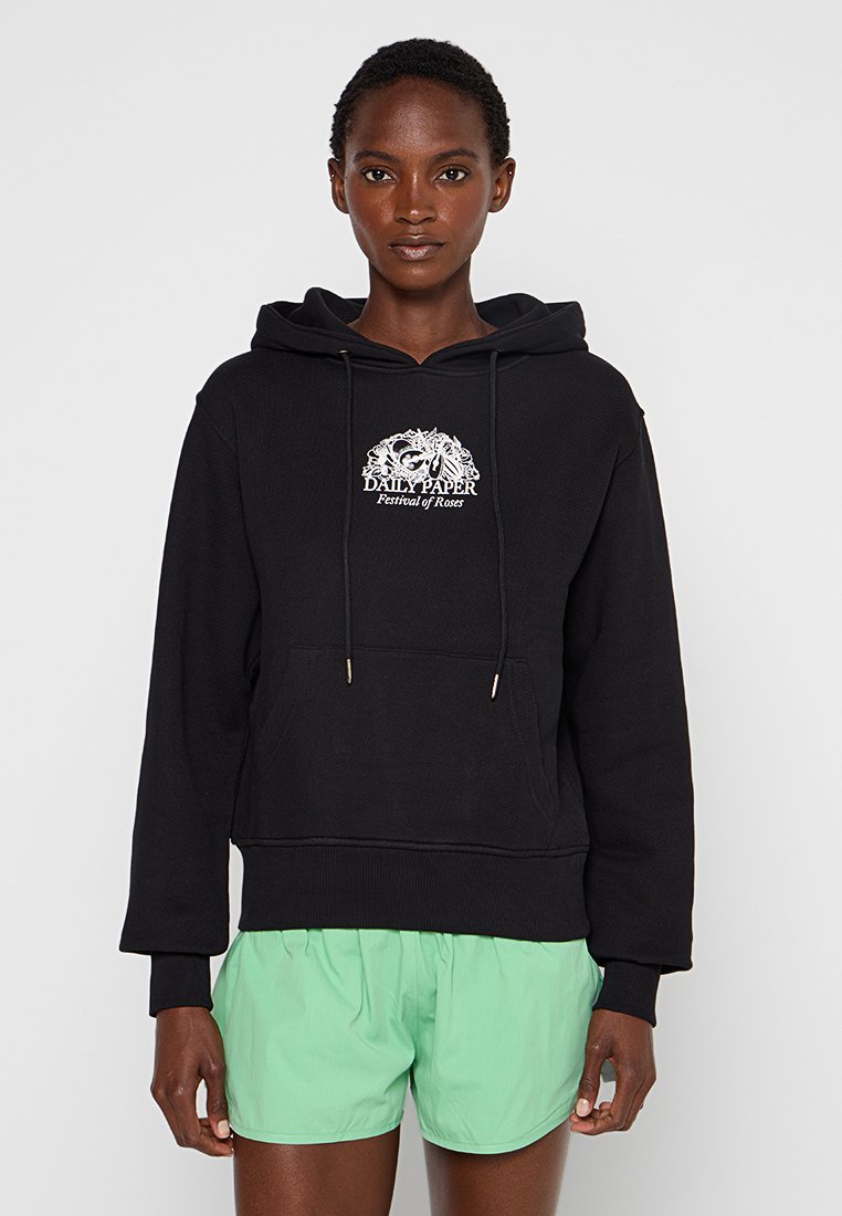 Schwarzer Hoodie mit einer frontalen Kängurutasche, gerippten Bündchen und Kapuze mit Kordelzug. Ausgestattet mit weißem Grafiktext, der "DAILY PAPER Festival der Rosen" liest.