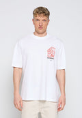Blonder Mann trägt weißes übergroßes T-Shirt mit roter Cartoon-Grafik und dem Schriftzug "ALLSAINTS" auf der Brust, kombiniert mit hellbeigen Hosen.