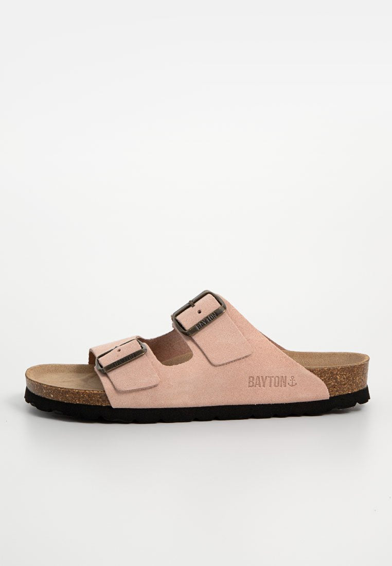 Rosa Wildleder-Sandalette mit zwei verstellbaren Riemen, Korkfußbett und schwarzem Gummiaußensohle. "BAYTON" ist auf dem Riemen eingeprägt.