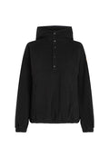 Schwarzer Fleece-Pullover mit hohem Kragen, versehen mit einer durch Knöpfe verschlossenen Vorderseite, seitlichen Taschen und elastischen Bündchen. Glatte Textur und lockere Passform.