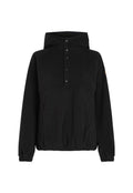 Schwarzer Fleece-Pullover mit hohem Kragen, versehen mit einer durch Knöpfe verschlossenen Vorderseite, seitlichen Taschen und elastischen Bündchen. Glatte Textur und lockere Passform.
