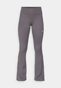 Graue ausgestellte Leggings aus dehnbarem Stoff, mit hohem Bund und einem kleinen weißen Logo am linken Oberschenkel. Glatte Oberfläche.