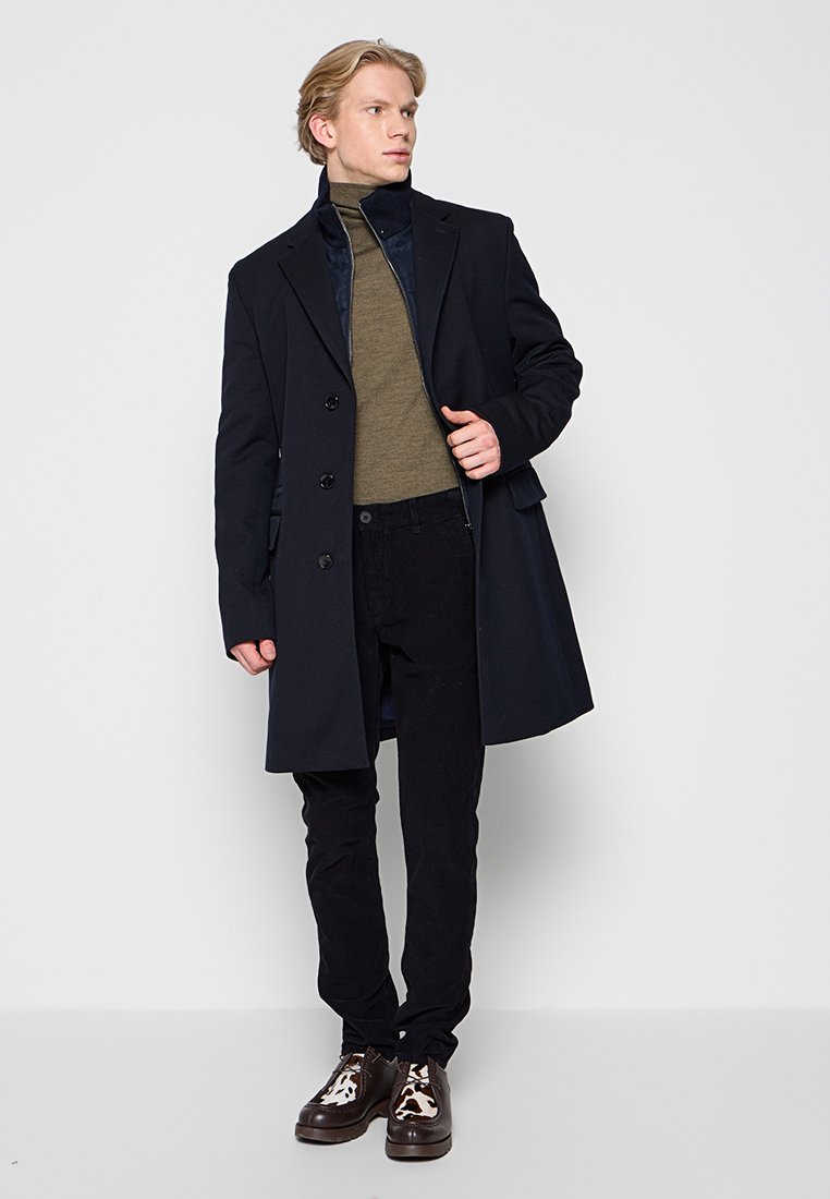 REGULAR FIT  Media 2