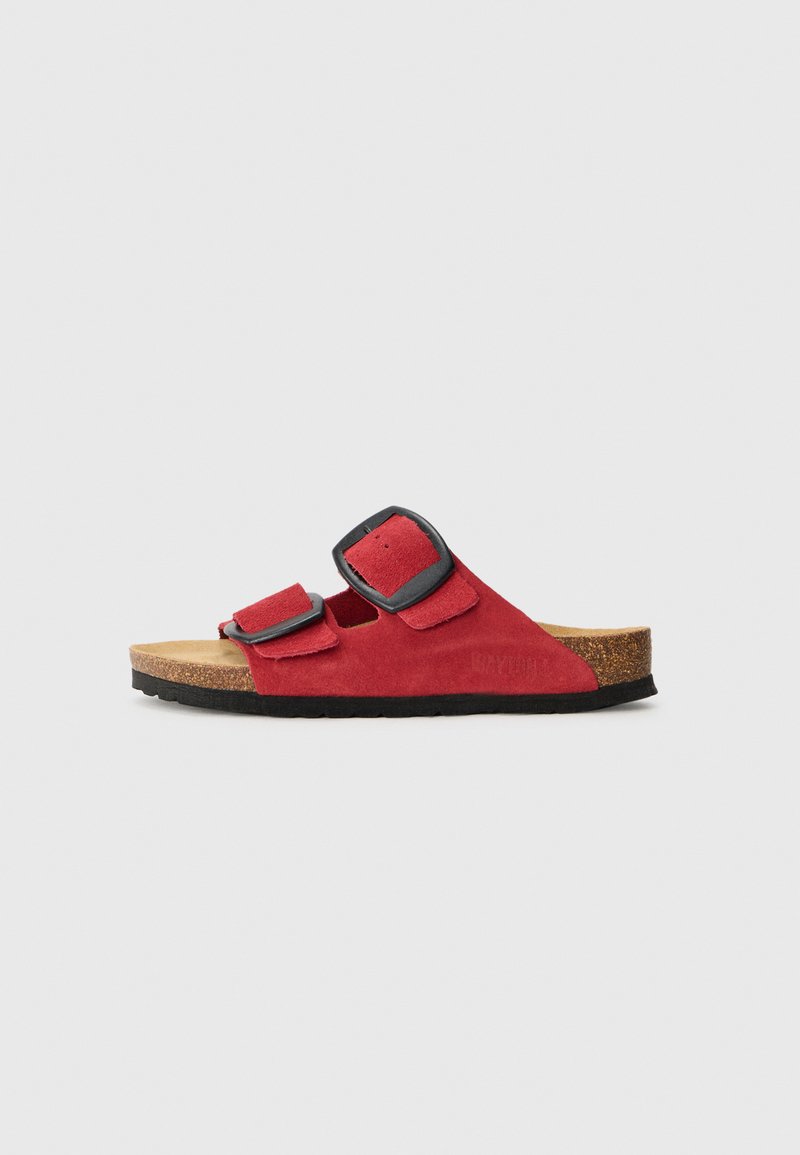 Rote Wildleder-Slidesandale mit zwei schwarzen verstellbaren Riemen, Korkfußbett und strukturiertem schwarzen Gummiaußensohle. Einfaches Design, offene Zehenform.