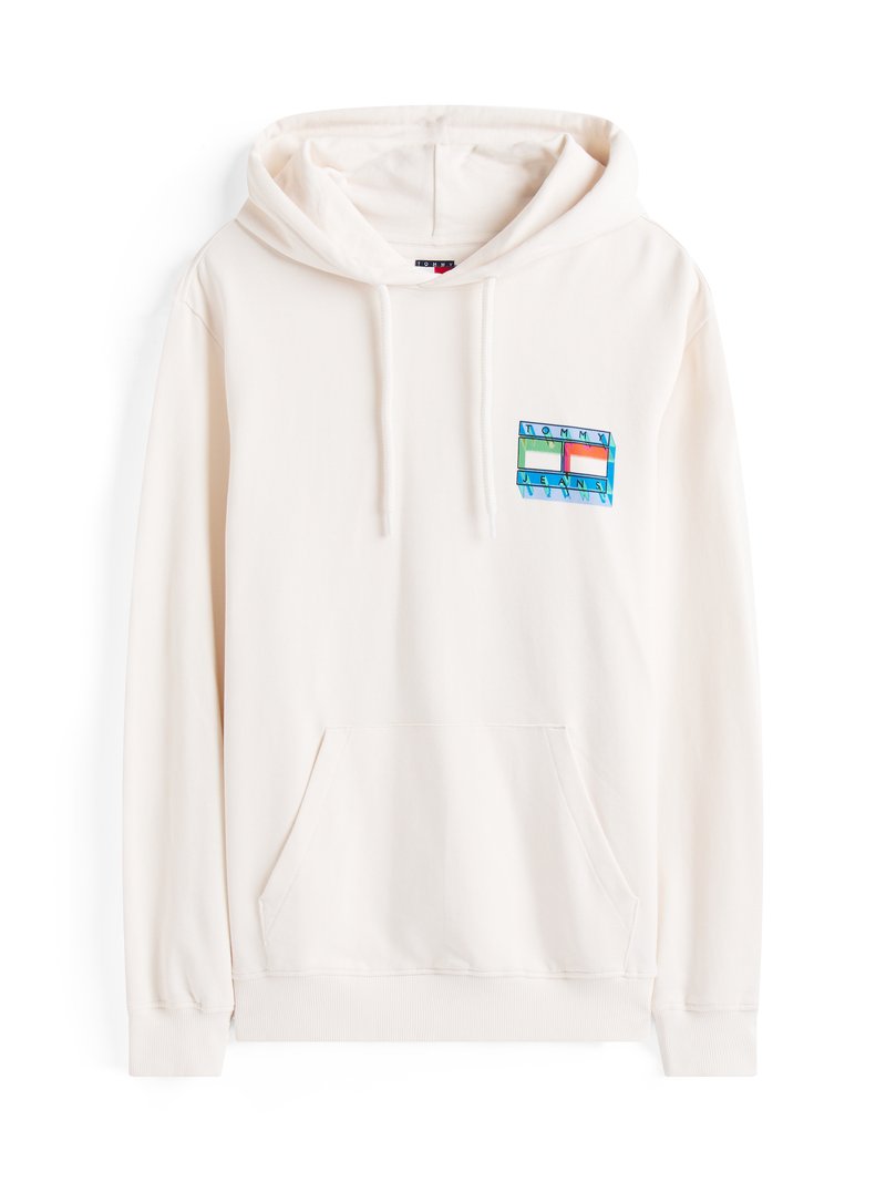 Cremfarbener Hoodie aus weichem Stoff, mit einer Kängurutasche und einem blau-grünen Logo-Patch im linken Brustbereich.