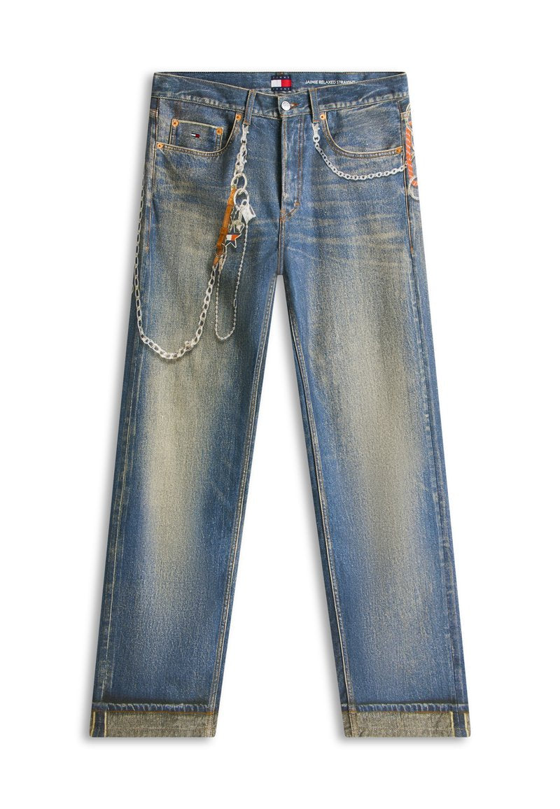 Blaue, verwaschene Jeans mit geradem Bein, bedruckt mit Ketten- und Schlüsselmotiven auf den vorderen Taschen und im oberen Oberschenkelbereich.