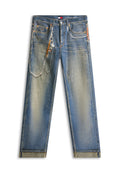 Blaue, verwaschene Jeans mit geradem Bein, bedruckt mit Ketten- und Schlüsselmotiven auf den vorderen Taschen und im oberen Oberschenkelbereich.