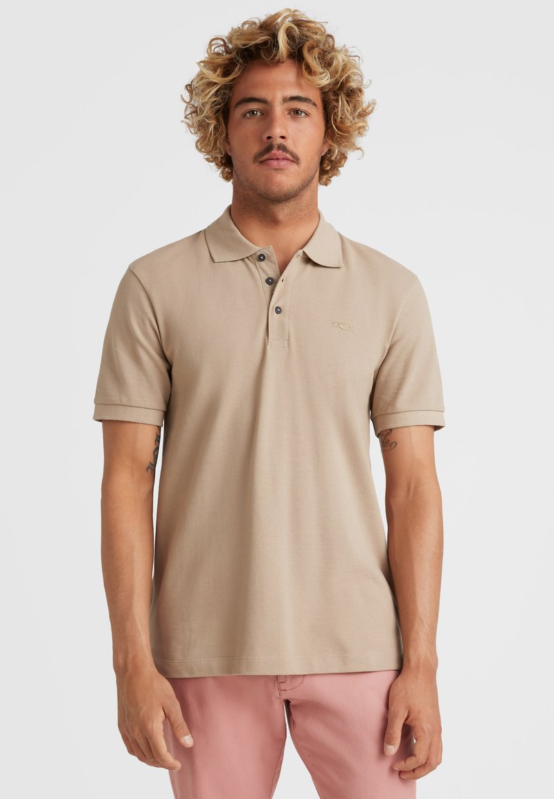 Beige Polo-Shirt aus Baumwollmischung, mit Kragen, kurzen Ärmeln, dreiknöpfiger Knopfleiste und dezentem Logo-Stick auf der Brust.