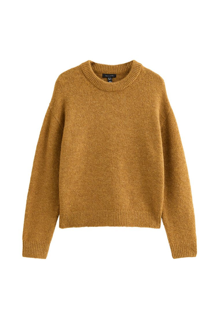 Senfgelber Strickpullover mit rundem Ausschnitt, gerippten Bündchen und Saum. Die weiche Textur und die lockere Passform sorgen für Komfort.