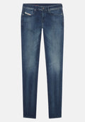 Dunkelblaue Denim-Jeans mit schmalem Schnitt, leichter Ausbleichung, klassischem Fünf-Taschen-Design und einem kontrastierenden roten Logo-Tag an der Gesäßtasche.