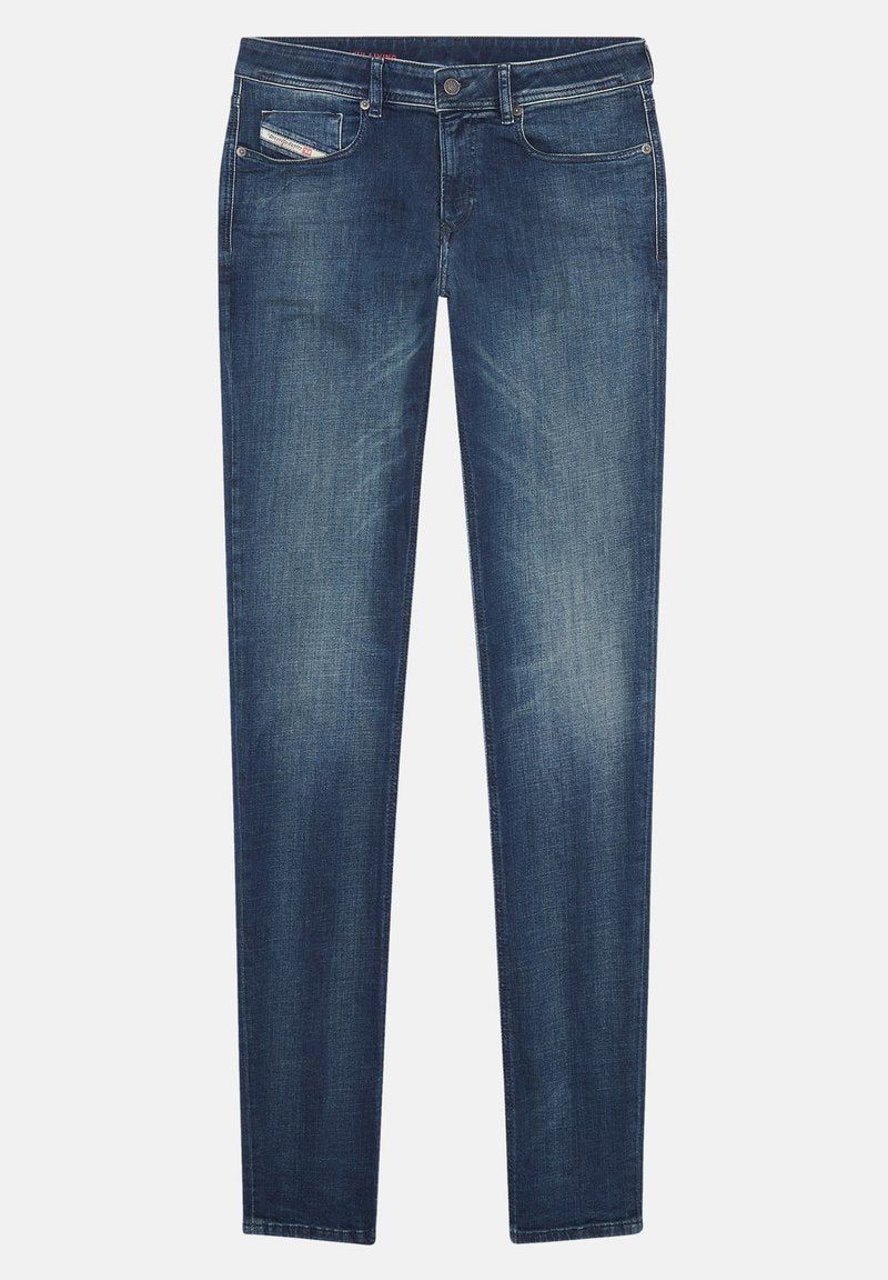 Dunkelblaue Denim-Jeans mit schmalem Schnitt, leichter Ausbleichung, klassischem Fünf-Taschen-Design und einem kontrastierenden roten Logo-Tag an der Gesäßtasche.