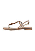 Flache Sandalen mit metallisch goldenen Riemen, offenes Zehendesign, verstellbare Knöchelgeschnalle und braunem Lederfußbett sowie -sohle.