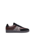 Schnürsenkel-Sneaker aus einer Kombination von braunem Leder und grauem Wildleder, mit schwarzen Akzenten und einer strukturierten Gummisohle. Klassisches Design.