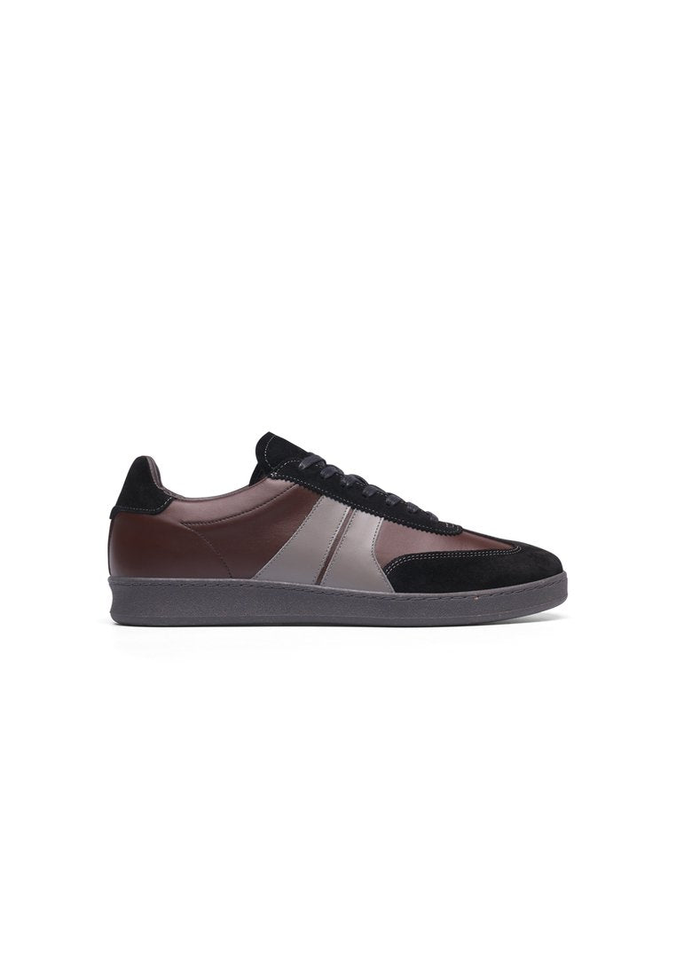 Schnürsenkel-Sneaker aus einer Kombination von braunem Leder und grauem Wildleder, mit schwarzen Akzenten und einer strukturierten Gummisohle. Klassisches Design.