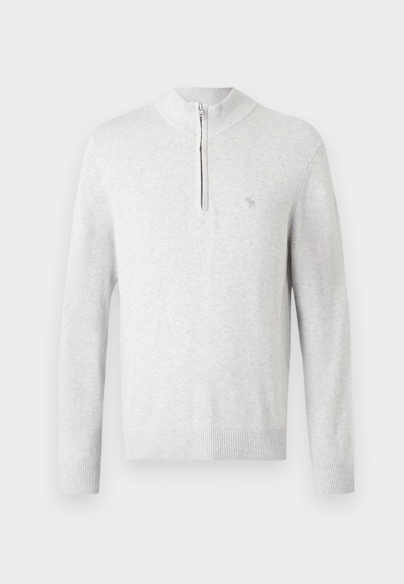 Helles grauer Pullover aus Strickstoff, mit einem Viertel-Reißverschluss-Kragen und gerippten Bündchen sowie Saum, versehen mit einem kleinen Logo auf der Brust.