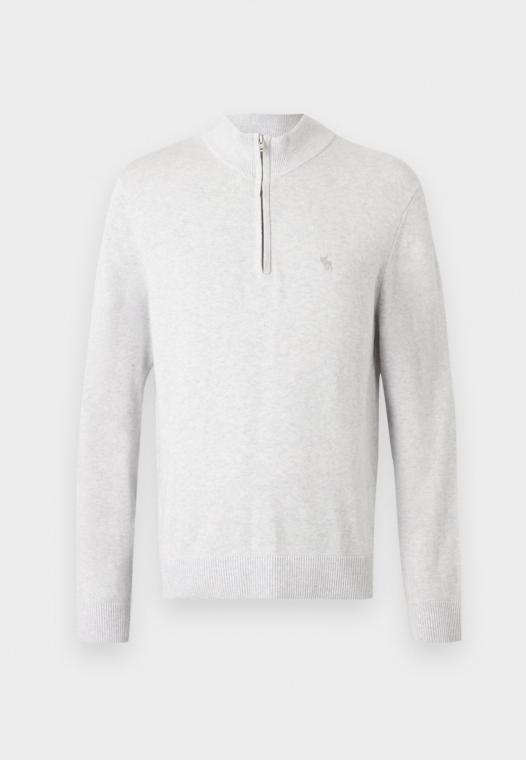 Helles grauer Pullover aus Strickstoff, mit einem Viertel-Reißverschluss-Kragen und gerippten Bündchen sowie Saum, versehen mit einem kleinen Logo auf der Brust.