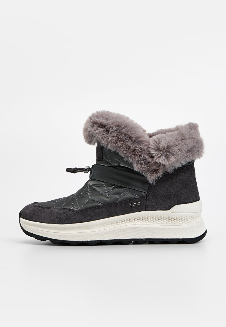 Gestepptes schwarzes Nylon- und Wildleder-Winterstiefel mit grauem Kunstfellkragen, weißer Zwischensohle und strukturiertem schwarzem Laufsohle. Verstellbarer Kordelzugverschluss.