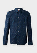 Marineblaues Button-Down-Hemd mit buntem Buchstabenmuster, langen Ärmeln und einem klassischen Kragen, in regulärer Passform und mit glatter Textur.