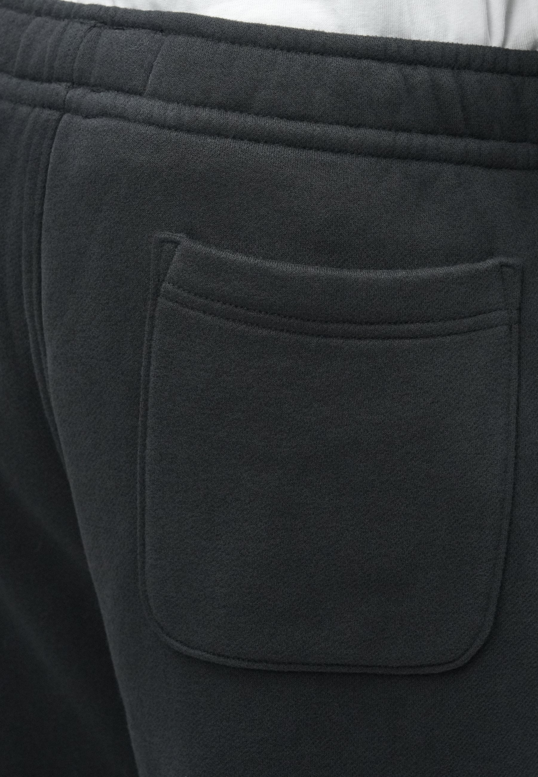 Abercrombie & Fitch ESSENTIAL STRAIGHT