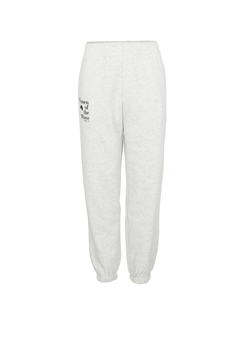 Graue Baumwoll-Jogginghosen mit einem elastischen Bund, schmal zulaufenden Bündchen und schwarzem Text mit der Aufschrift "Women of the Wave" am linken Bein.
