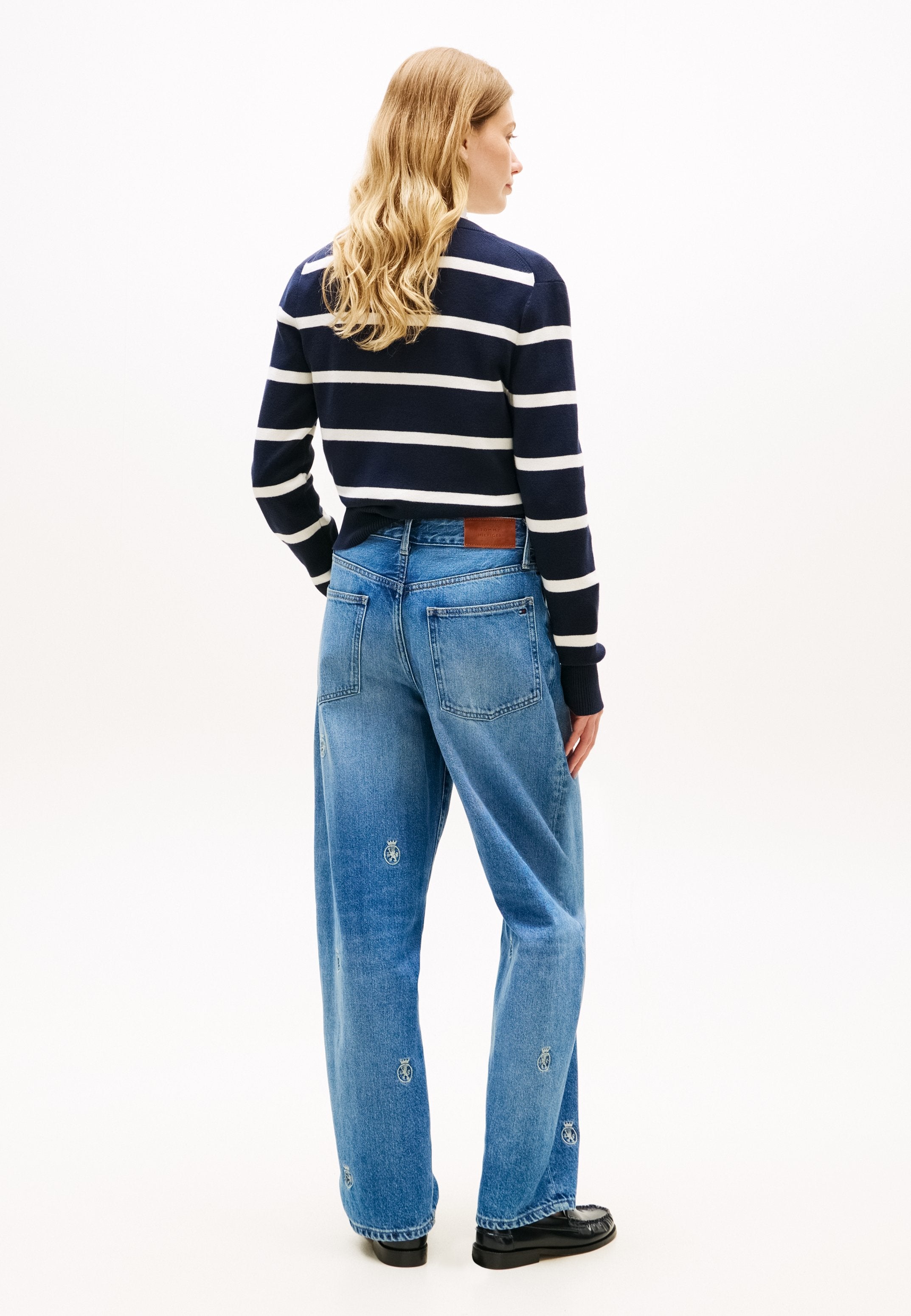 CREST EMBROIDERY MID RISE BARREL LEG JEANS Media 4