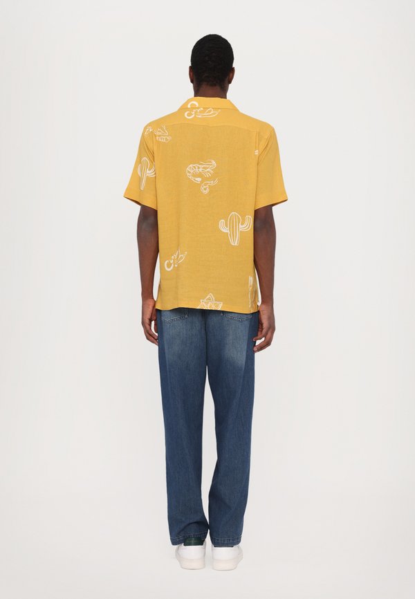 CLOSED SHORT SLEEVED SHIRT