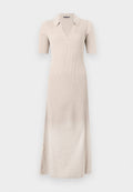 Beiges geripptes Kleid mit kurzen Ärmeln, V-Ausschnitt und Kragen. Lange, figurbetonte Silhouette mit seitlichen Schlitzen für Bewegungsfreiheit. Weiche Textur.