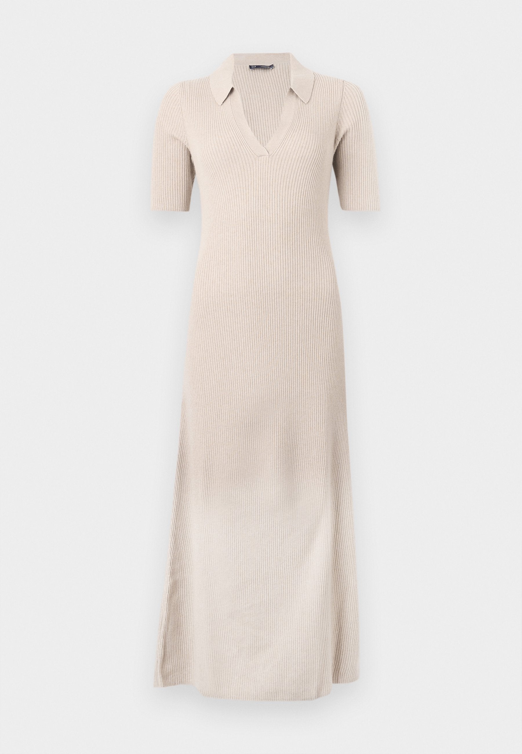 Beiges geripptes Kleid mit kurzen Ärmeln, V-Ausschnitt und Kragen. Lange, figurbetonte Silhouette mit seitlichen Schlitzen für Bewegungsfreiheit. Weiche Textur.