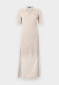 Beiges geripptes Kleid mit kurzen Ärmeln, V-Ausschnitt und Kragen. Lange, figurbetonte Silhouette mit seitlichen Schlitzen für Bewegungsfreiheit. Weiche Textur.