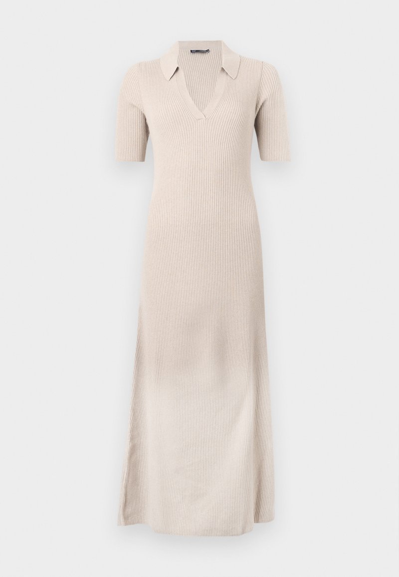 Beiges geripptes Kleid mit kurzen Ärmeln, V-Ausschnitt und Kragen. Lange, figurbetonte Silhouette mit seitlichen Schlitzen für Bewegungsfreiheit. Weiche Textur.