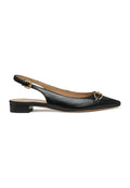 Schwarze Leder-Slingback-Ballerinas mit spitz zulaufender Zehenpartie, ausgestattet mit einem kleinen Blockabsatz, goldenen Hardware-Details und glatter Textur.