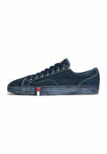 Niedriger, marineblauer Canvas-Sneaker mit weißen Nähten, marineblauen Schnürsenkeln und einer strukturierten schwarzen Sohle mit einem rot-weiß-blauen Logo-Streifen.