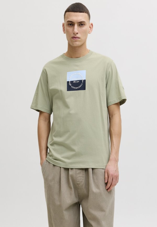 Jack & Jones JORCATSKILLS SQUARE BRANDING TEE - Print T-shirt - seagrass