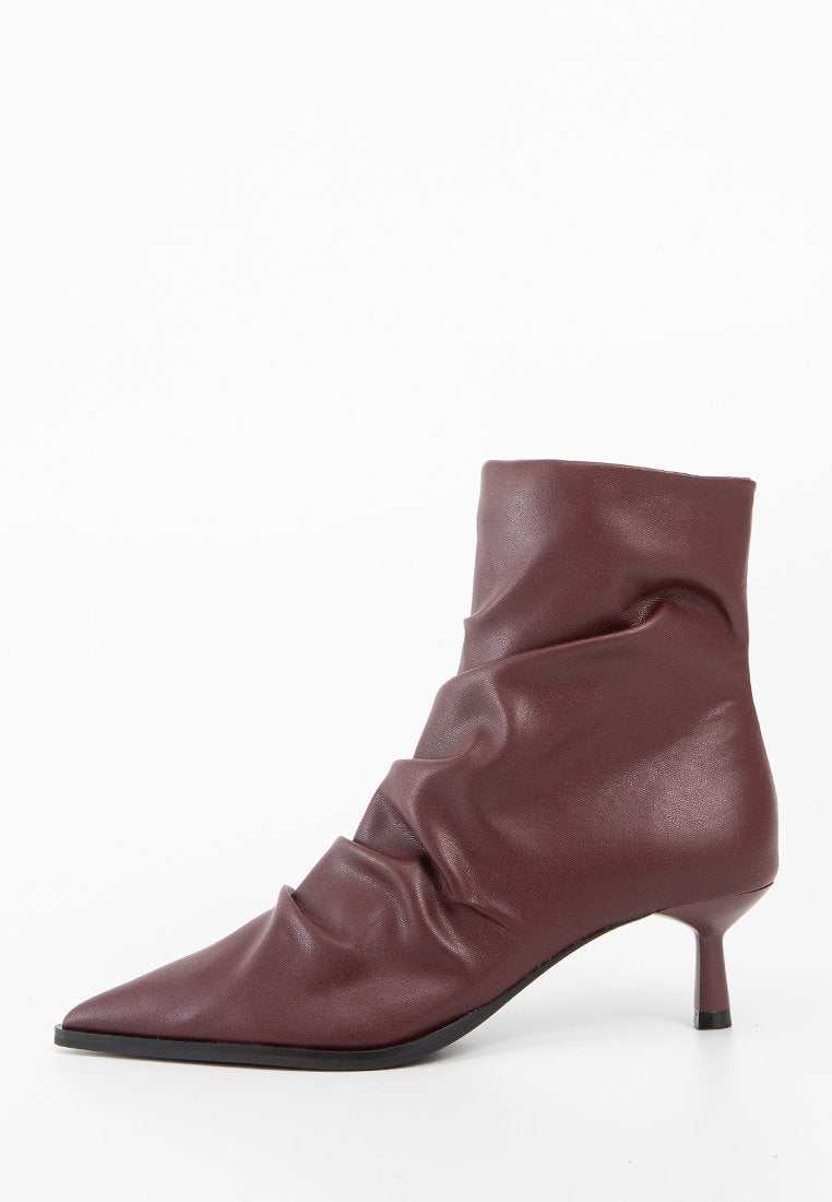 Burgunderfarbene Leder-Stiefelette mit spitzem Zehenbereich, lässigem Design und einem 5 cm hohen Kittenheel. Glatte Textur mit minimaler Detailgestaltung.
