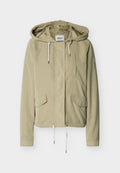 Hellbeige Kapuzenjacke mit Frontreißverschluss, zwei Klappentaschen, Brusttasche und verstellbaren Kordeln an Kapuze und Saum.