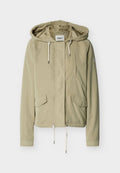 Hellbeige Kapuzenjacke mit Frontreißverschluss, zwei Klappentaschen, Brusttasche und verstellbaren Kordeln an Kapuze und Saum.