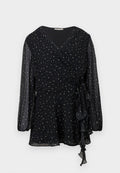 Schwarze, durchscheinende Bluse mit langen Ärmeln im Wickellook, mit silbernem Sternenmuster und gerafftem Bindedetail an der Seite.