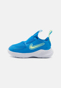 Sportschuh mit leuchtend blauem Synthetik-Obermaterial und Mesh-Akzenten, gepolsterter weißer Sohle und neongrünen Logo-Details an der Seite.