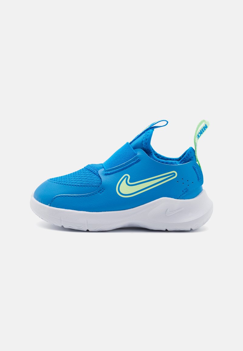 Sportschuh mit leuchtend blauem Synthetik-Obermaterial und Mesh-Akzenten, gepolsterter weißer Sohle und neongrünen Logo-Details an der Seite.