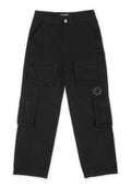 Schwarze Cargo-Hosen aus Baumwolle, die mehrere große Taschen, ein gerades Bein-Design und ein dezentes gelbes Logodetail am Oberschenkel aufweisen.