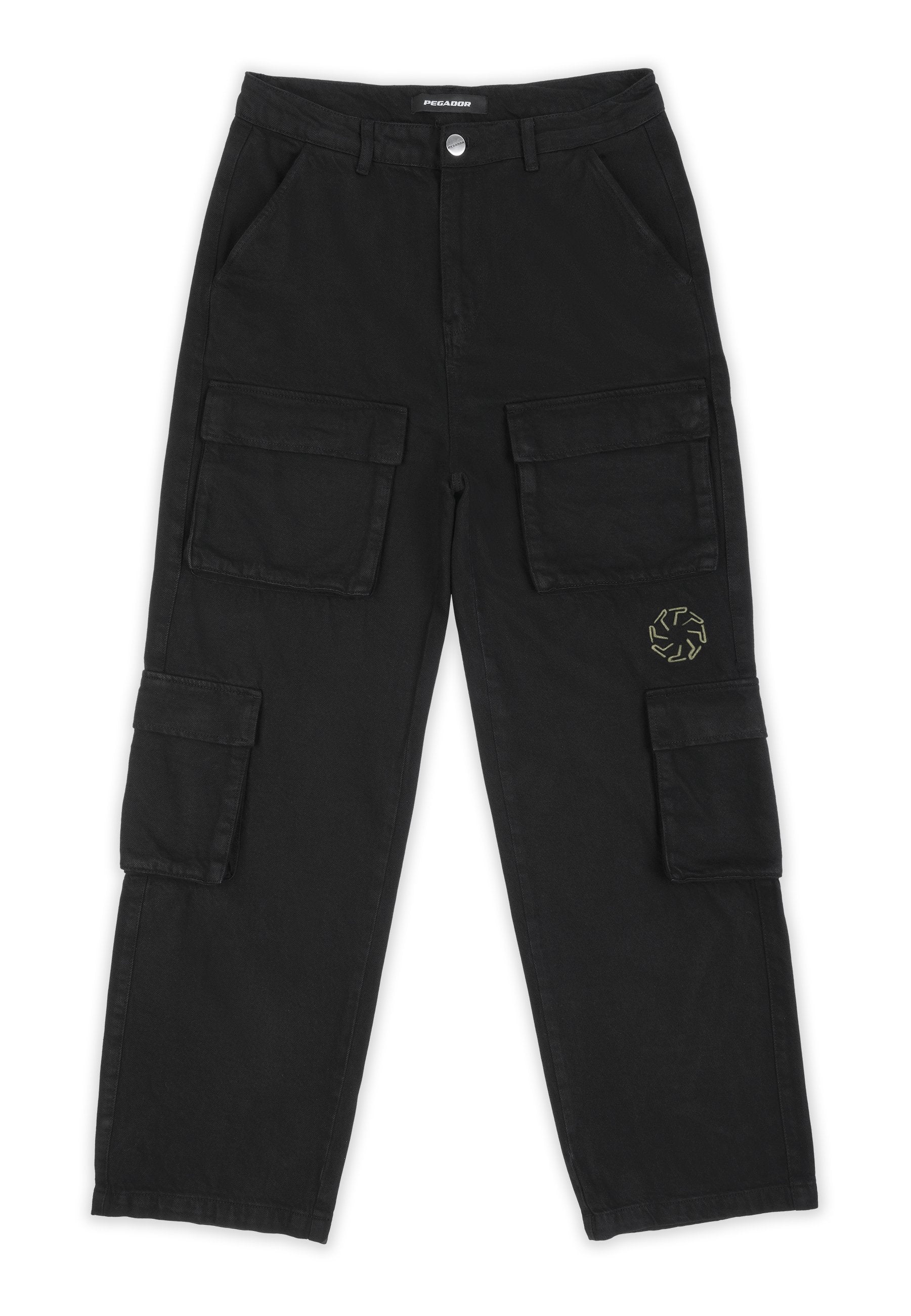 Schwarze Cargo-Hosen aus Baumwolle, die mehrere große Taschen, ein gerades Bein-Design und ein dezentes gelbes Logodetail am Oberschenkel aufweisen.