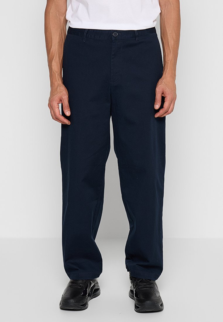 Armani Exchange Chino Media 1