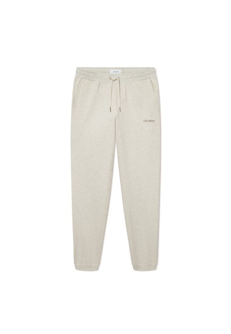 Hellgraue Sweatpants aus weichem Material, mit einem elastischen Bund und Zugband, seitlichen Taschen und einem dezenten „LES DEUX“-Logo.