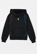 Schwarzer Kapuzenpullover mit neon-gelbem Logo, roten und blauen Akzenten an den Seiten und einer Fronttasche. Hergestellt aus strukturiertem Stoff.