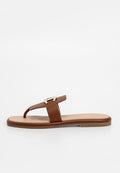 Braune Lederflip-Flops mit einem strukturierten Riemen, Akzenten aus goldfarbenem Metall, flacher Sohle und glattem Fußbett. Einfaches, minimalistisches Design.