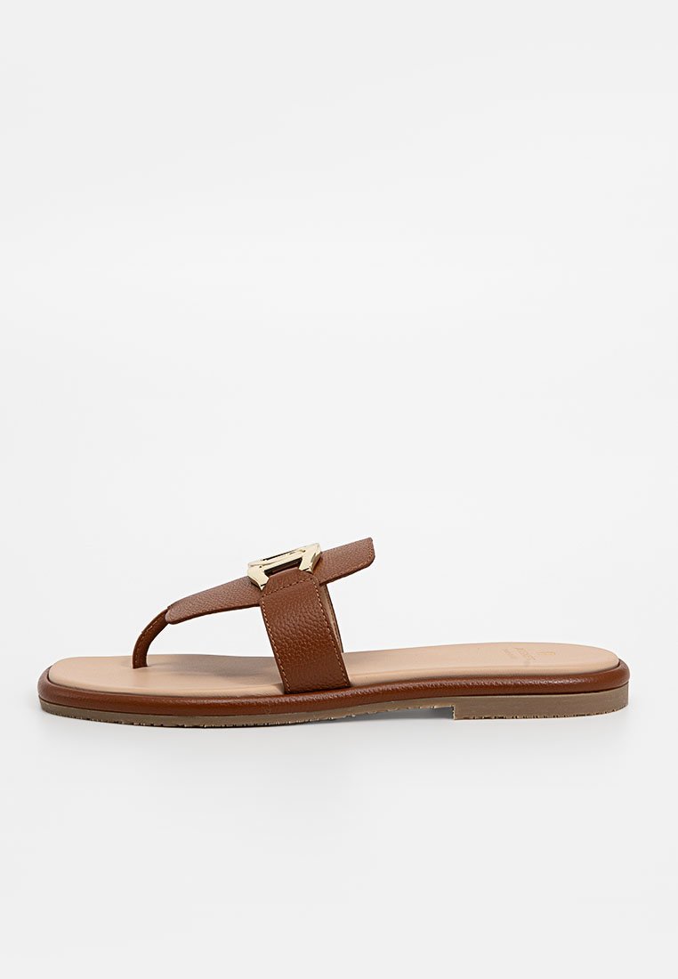 Braune Lederflip-Flops mit einem strukturierten Riemen, Akzenten aus goldfarbenem Metall, flacher Sohle und glattem Fußbett. Einfaches, minimalistisches Design.