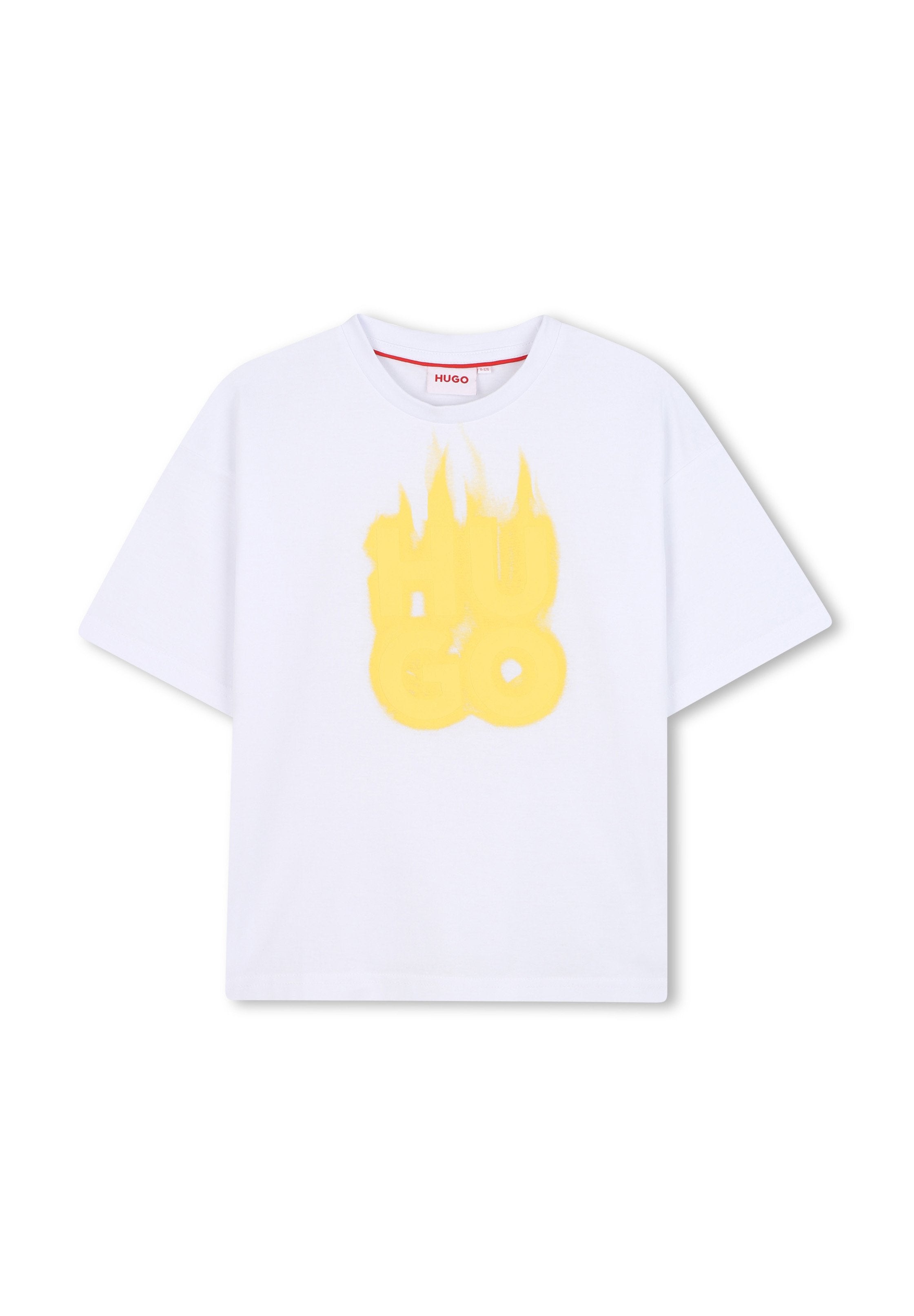 Weißes Kurzarm-T-Shirt aus Baumwolle mit einem gelben "HUGO"-Grafikdesign und flammenartigen Akzenten auf der Vorderseite.