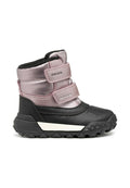 Geox wasserdichte Stiefel mit einem pinken metallischen Obermaterial, einem schwarzen Gummisohle, zwei Klettverschlüssen und einer robusten Laufsohle für Traktion.