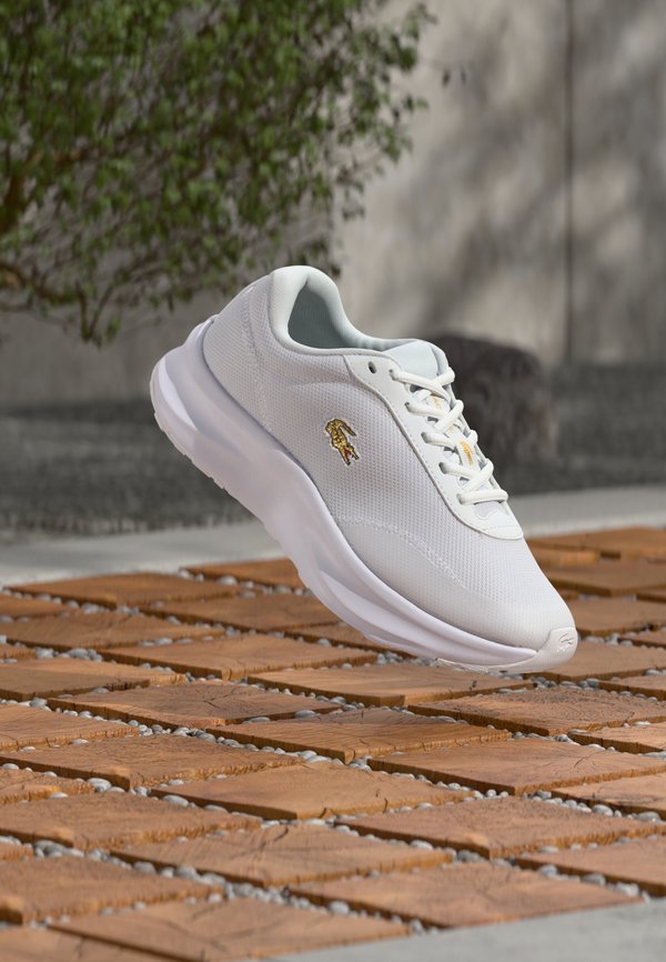 Lacoste NEO RUN - Trainers - white/gold-coloured
